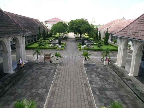 Tempat Wisata di Jogja, wisata keluarga di jogja, Taman Pintar Yogyakarta, Taman Pelangi Yogyakarta, Kampung Wisata Taman Sari, Sindu Kusuma Edupark, Museum Benteng Vrederburg, Keraton Yogyakarta, Hutan Pinus Mangunan Dlingo, Tebing Breksi, 