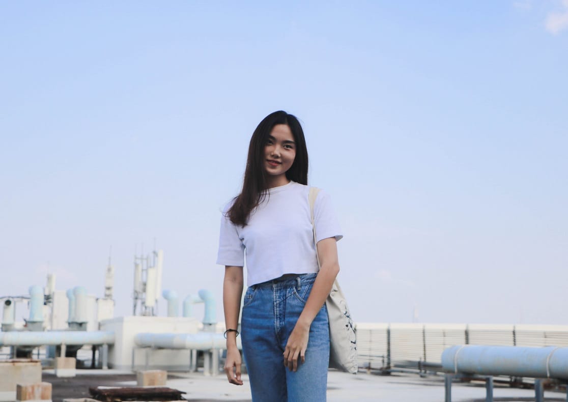 Dress Mini dengan Blazer, Kemeja Putih dengan Celana Chino, Model Baju Couple Simple Elegan, Setelan Longgar dengan Warna Netral, Kemeja Denim dengan Celana Hitam, Atasan Kaos dengan Celana Jeans