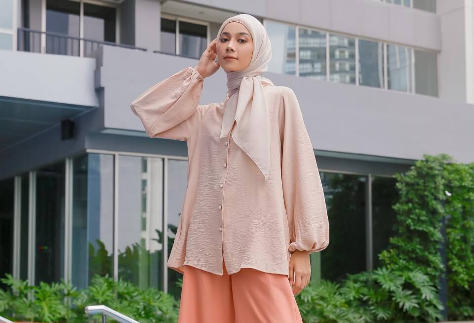 Dress Mini dengan Blazer, Kemeja Putih dengan Celana Chino, Model Baju Couple Simple Elegan, Setelan Longgar dengan Warna Netral, 