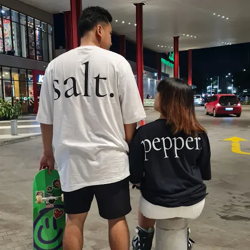 Model baju couple simpel elegan, Baju couple minimalis, Desain baju couple netral, Kemeja dan celana couple elegan, Padu padan baju couple untuk acara formal, Bahan baju couple yang berkualitas, Desain baju couple yang cocok untuk pesta pernikahan, Baju couple dengan potongan klasik, Detail simpel pada baju couple, Tren baju couple elegan dan simpel, Model baju couple, contoh baju couple, baju couple simpel