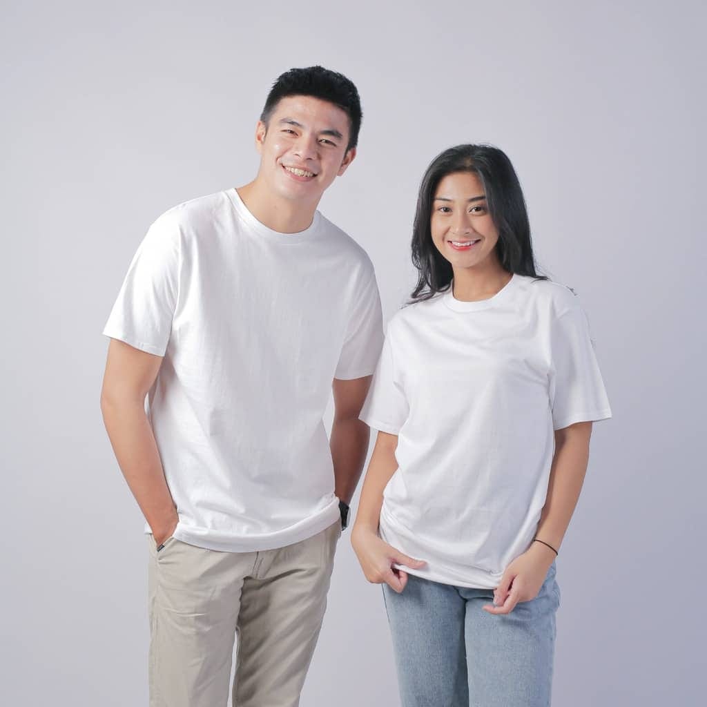 Baju couple simpel, tampil kece dengan baju couple, model baju couple casual, desain baju couple yang sama, kaos polos sebagai baju couple, kemeja kotak-kotak untuk baju couple, hoodie sebagai baju couple, t-shirt dengan desain yang sama untuk baju couple, jaket denim sebagai baju couple, pilihan baju couple untuk remaja, tips memilih baju couple yang cocok, gaya fashion anak muda, pasangan tampil serasi dengan baju couple, nunjukin rasa sayang dengan baju couple, fashion trend baju couple, ide mix and match baju couple, pakaian couple yang simple tapi tetap stylish, model baju couple simple elegan, model baju couple, Model Baju Couple Kaos polos