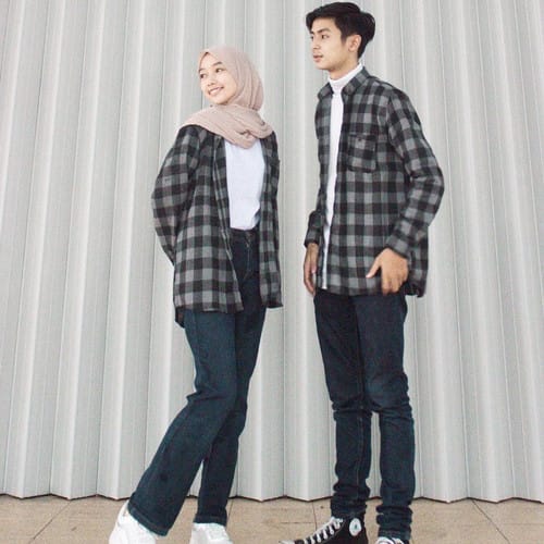 Baju couple simpel, tampil kece dengan baju couple, model baju couple casual, desain baju couple yang sama, kaos polos sebagai baju couple, kemeja kotak-kotak untuk baju couple, hoodie sebagai baju couple, t-shirt dengan desain yang sama untuk baju couple, jaket denim sebagai baju couple, pilihan baju couple untuk remaja, tips memilih baju couple yang cocok, gaya fashion anak muda, pasangan tampil serasi dengan baju couple, nunjukin rasa sayang dengan baju couple, fashion trend baju couple, ide mix and match baju couple, pakaian couple yang simple tapi tetap stylish, model baju couple simple elegan, model baju couple, Model Baju Couple Kaos polos, Model Baju Couple Kemeja kotak-kotak