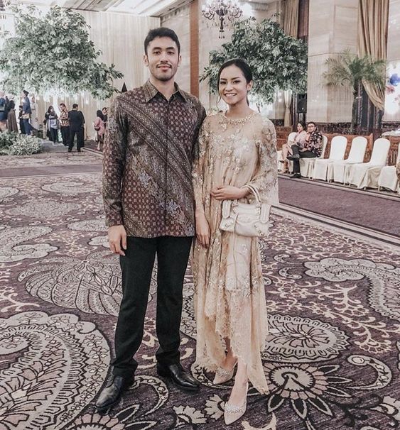 Model baju couple, gaya berbusana couple, baju couple sahabat, baju couple pacar, baju couple suami istri, baju couple kondangan, baju couple lebaran, batik couple, jeans couple, busana muslim couple, mix and match baju couple, tips memilih baju couple, bahan baju couple, warna dan motif baju couple, jenis acara baju couple, inspirasi baju couple, kemeja batik couple, dress brokat couple, kebaya tunik couple, mini dress couple, blazer batik couple, dress tenun couple, kimono couple, kain etnik couple, motif kotak-kotak couple, baju couple berwarna senada, baju couple untuk kondangan, baju couple untuk wisuda, baju couple untuk pertunangan, baju couple untuk acara keluarga