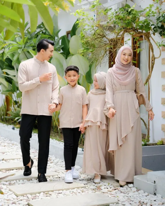 Model Baju Couple Keluarga, baju serasi keluarga, baju couple keluarga terbaru, baju keluarga kekinian, baju keluarga modis, baju keluarga untuk acara, custom baju keluarga, pakaian keluarga kompak, baju keluarga dengan hewan peliharaan, baju keluarga unik, baju keluarga dengan banyak pilihan warna