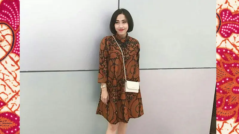 Batik wanita lengan panjang, Desain baju batik wanita lengan panjang, Model baju batik wanita modern lengan panjang, Baju batik wanita elegan lengan panjang, Trend fashion baju batik wanita lengan panjang, Baju batik wanita casual lengan panjang, Warna baju batik wanita lengan panjang, Bahan baju batik wanita lengan panjang, Busana batik wanita lengan panjang untuk acara formal, Baju batik wanita lengan panjang untuk remaja, Inspirasi fashion baju batik wanita lengan panjang, Baju batik wanita lengan panjang dengan motif unik, Kombinasi baju batik wanita lengan panjang dengan celana atau rok, Baju batik wanita lengan panjang yang cocok untuk musim hujan, Tips memadukan baju batik wanita lengan panjang dengan aksesori