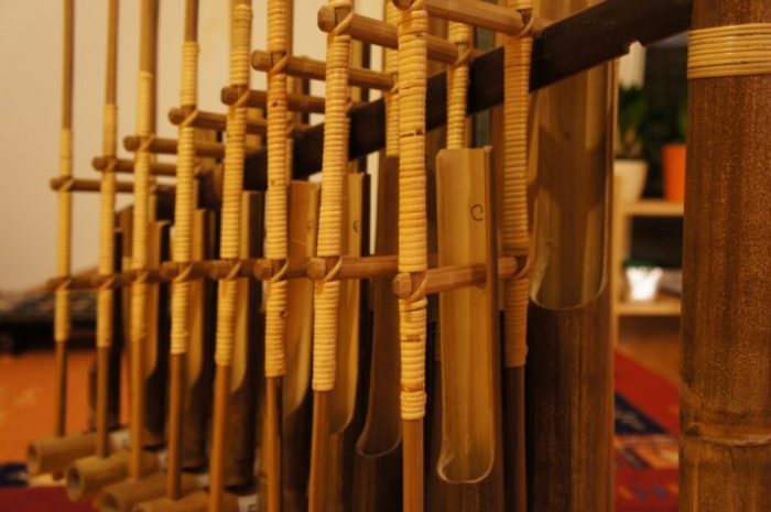 Angklung instrument play bermain cara musik alat bamboo asia Bagaimana cara memainkan angklung